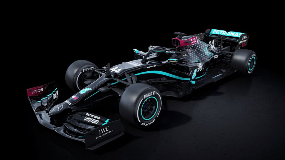 Mercedes 'veste-se' de negro