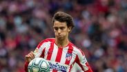 João Félix - Uma época estrondosa no Benfica convenceu o Atlético Madrid a pagar 126 milhões de euros para contratar o 'Golden Boy' de 2019. Até agora disputou 33 jogos, marcou 8 golos e teve que lidar com duas lesões, mas muitos defendem que a maior competitividade da liga espanhola em relação à portuguesa, aliada ao estilo de jogo de Simeone, não ajudaram o jovem português a afirmar-se por completo.
