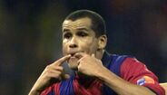 48 Rivaldo - 0.45 golos por jogo (69 golos em 154 jogos)