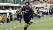 35 Diego Milito - 0.48 golos por jogo (161 golos em 333 jogos)