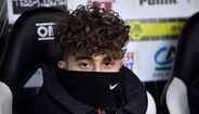 Adil Aouchiche (sem clube), médio
