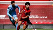 Curtis Jones (Liverpool), médio