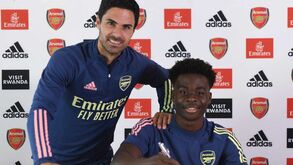 Bukayo Saka assina contrato de 'longa duração' com o Arsenal