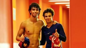 Barcelona divulga foto de João Félix com Riqui Puig: «O futuro do futebol»