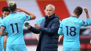 Tottenham de Mourinho sofre pesada derrota e praticamente diz adeus à Champions