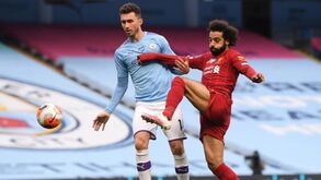 Salah atira ao poste da baliza de Ederson