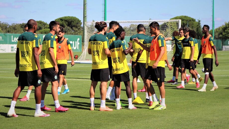 Marcos Acuña integrado sem limitações no treino do Sporting