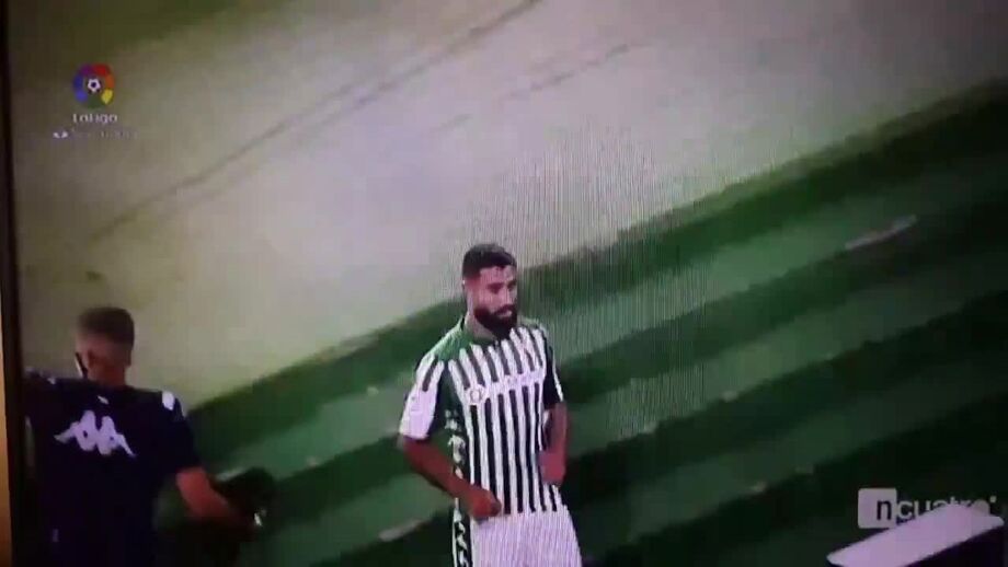 Fekir foi expulso e descarregou a fúria com um murro no... VAR