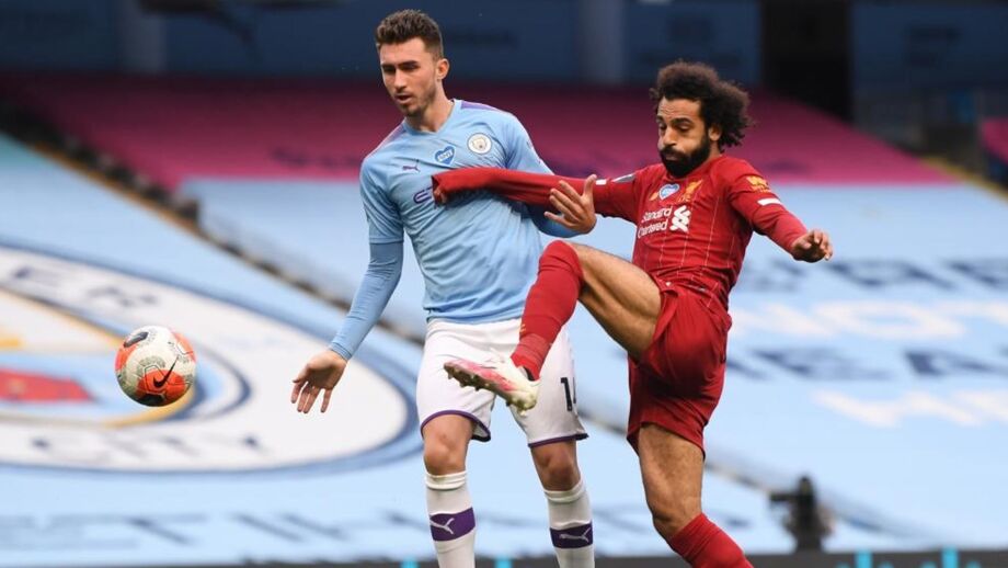 Salah atira ao poste da baliza de Ederson