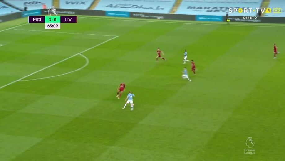 Oxlade-Chamberlain marcou na própria baliza em noite desastrosa do campeão Liverpool