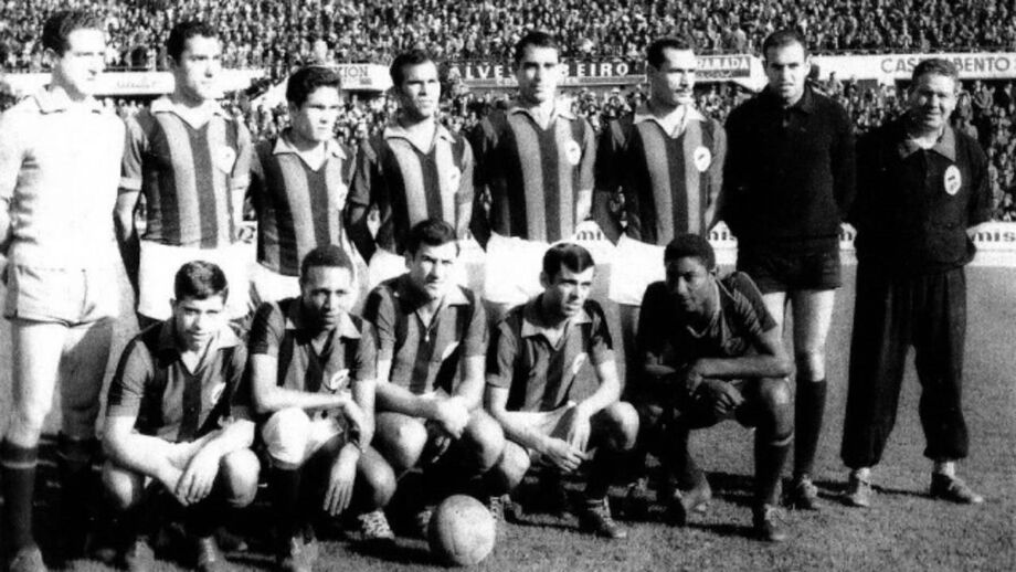 Parra, ao meio na fila de baixo, no Estádio da Luz, antes do jogo entre o Benfica e o Olhanense, a contar para o campeonato da 1ª Divisão de 1963/64