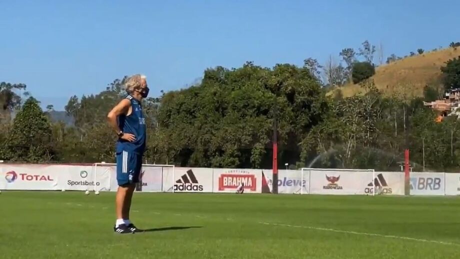 Jorge Jesus concentrado a orientar o treino do Flamengo