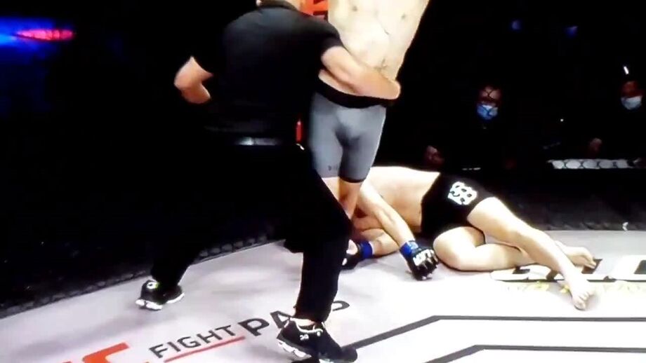 O KO devastador (e ilegal) que está a impressionar o mundo do MMA
