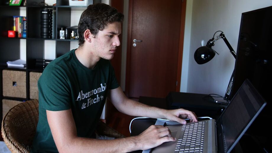Computador tornou-se uma peça essencial para Vasco Gaspar e tantos outros jovens