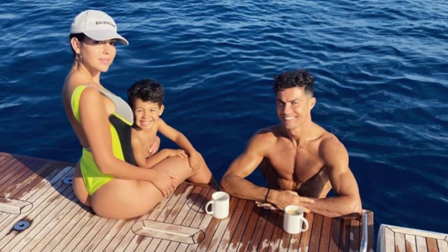 Cristiano Ronaldo e Georgina dão mais um passeio de barco em família