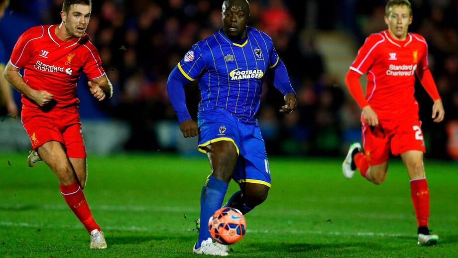 Abayo Akinfenwa: O avançado mais forte do planeta vai jogar até aos 40