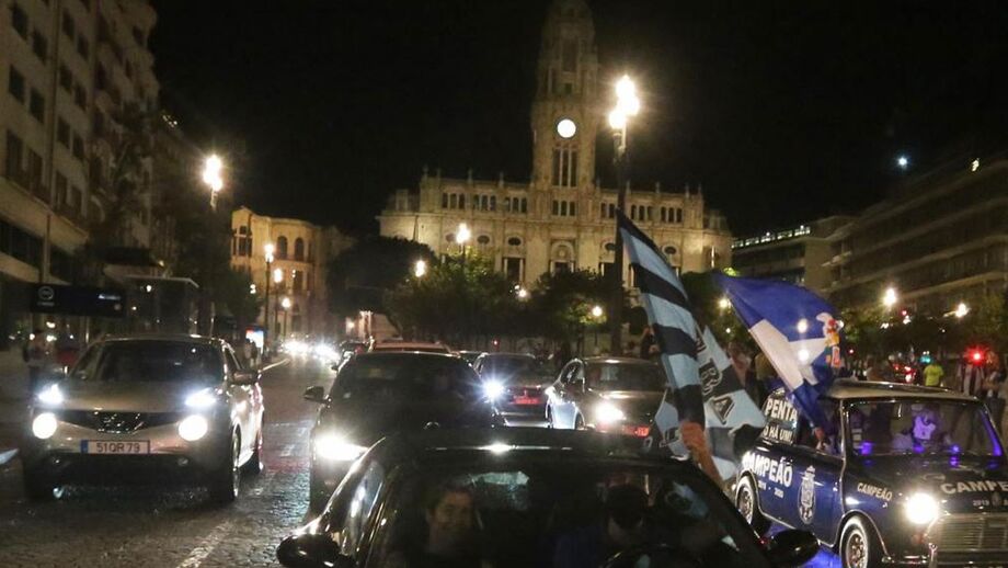 Polícia ferido na festa do FC Porto nos Aliados