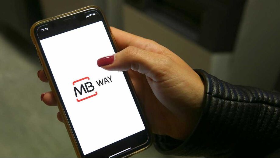 Parlamento aprova fim de comissões no MB Way, empréstimos e prestações bancárias