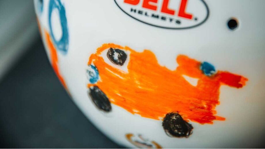 O curioso capacete que piloto da McLaren vai usar no GP de Inglaterra
