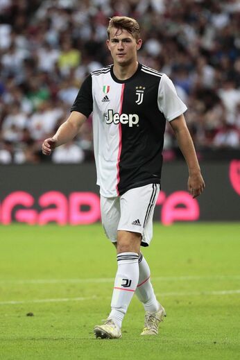 Matthijs de Ligt - A brilhante campanha pelo Ajax na Champions de 2018/19 levou a Juventus a pagar mais de 85 milhões de euros. O central holandês até jogou bastante (32 presenças em todas as provas) mas o rendimento não foi o esperado e em Itália há quem diga que pode deixar a vechia signora na próxima janela de transferências.