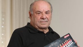 António Simões já tem o xadrez do Benfica: grátis com o Record a partir de segunda-feira