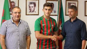 Rodrigo Andrade assina contrato profissional com o Marítimo