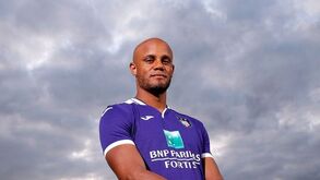 Vincent Kompany termina carreira futebolística e assume comando técnico do Anderlecht