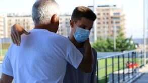 Jovens jogadores do Benfica oferecem medalha a Luís Filipe Vieira