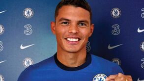 Chelsea oficializa chegada de Thiago Silva