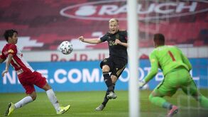 Holandeses dão Van de Beek certo no Manchester United