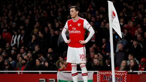 Al Nassr de Rui Vitória tenta garantir Ozil com proposta milionária