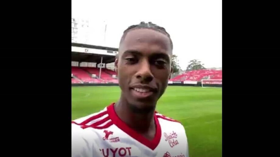 Heriberto apresenta-se em inglês aos adeptos do Brest