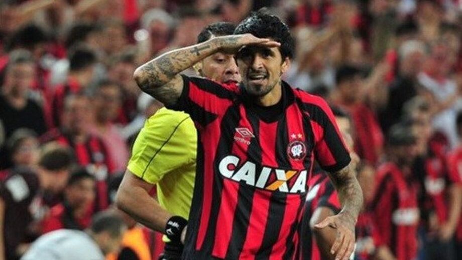 'Já vejo o Messi ali ao fundo': Lucho é o 2º argentino com mais títulos