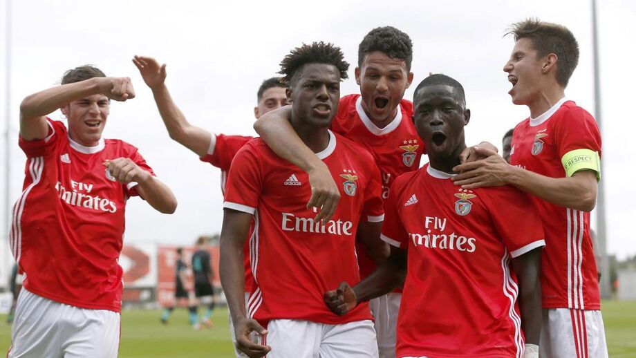 Talentos da formação do Benfica vão mostrar-se a Jesus