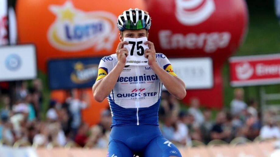 Evenepoel dedica vitória em etapa da Volta à Polónia a Jakobsen: «Sabia que ia sofrer, mas o Fábio está a sofrer muito mais»