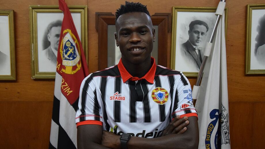 Nigeriano Fatai reforça plantel de Paulo Alves