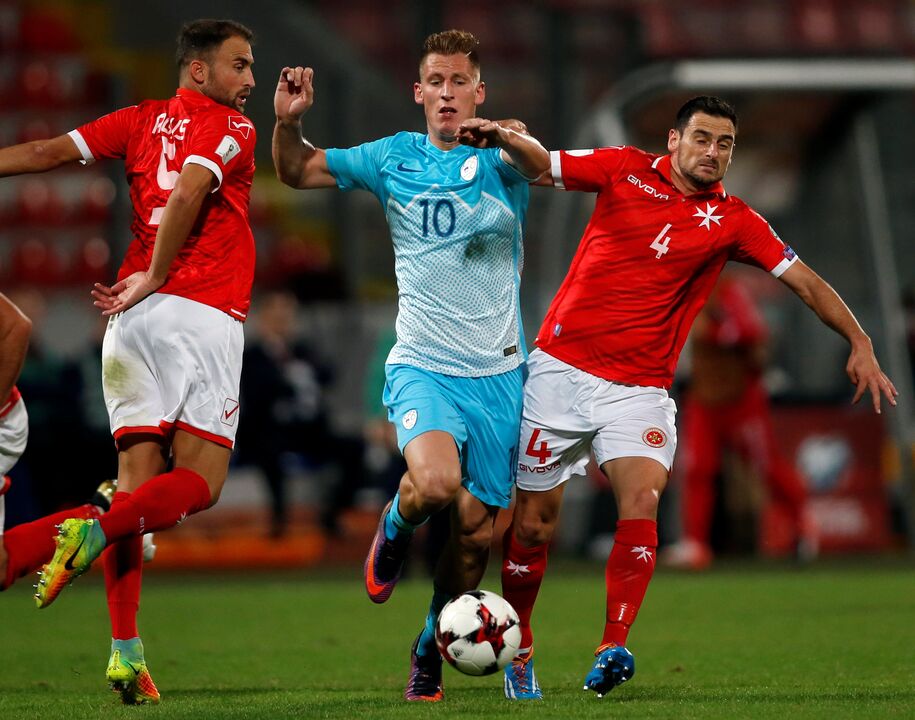 Valter Birsa (34 anos, médio, última equipa: Cagliari) - Valor de mercado: 1 milhão de euros