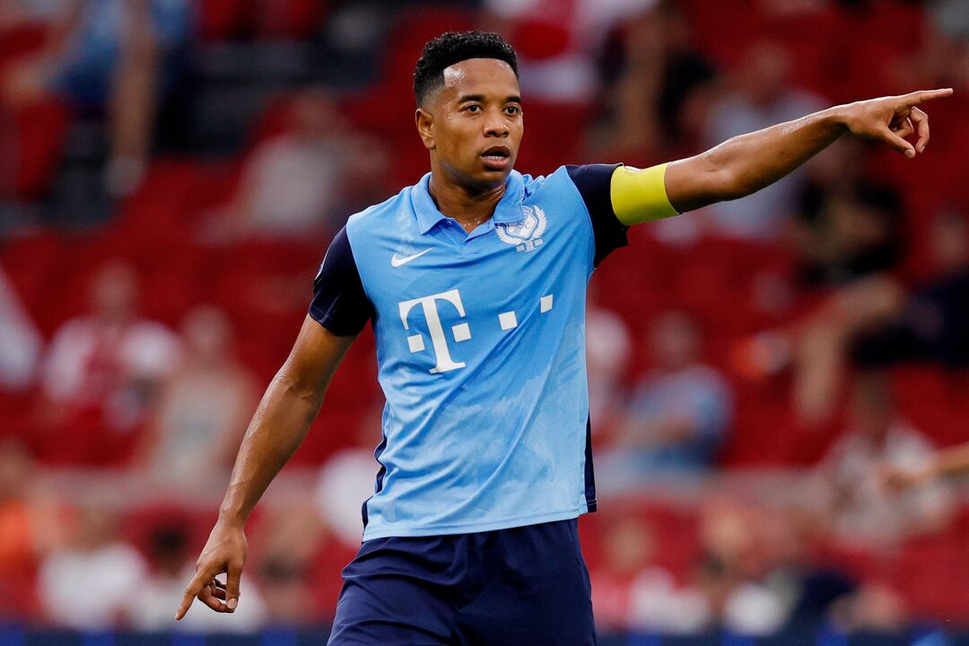 Urby Emanuelson (34 anos, médio, última equipa: Utrecht) - Valor de mercado: 650 mil euros