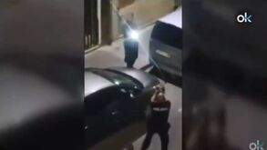 Gritos, cuspidelas e até um disparo: polícia persegue jovens após recusarem-se a usar máscaras