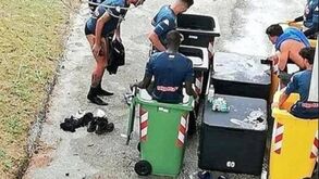 Polémica no Nápoles: jogadores usam contentores do lixo para fazer sessões de crioterapia