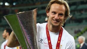 Negócios cheios de zeros... à esquerda: Os craques que se mudam (quase) a troco de nada