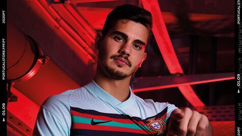 André Silva: «Nova camisola da Seleção é especial para nós»