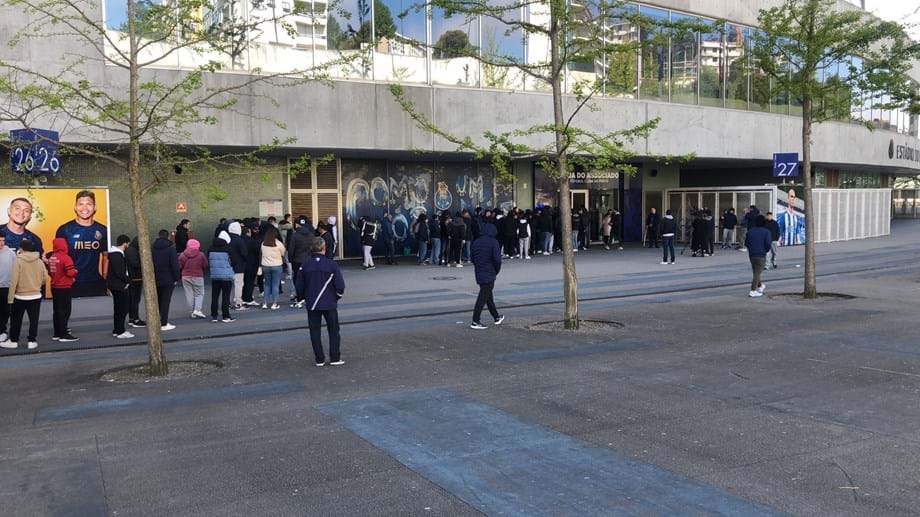 Corrida no Dragão aos bilhetes para o clássico o Benfica