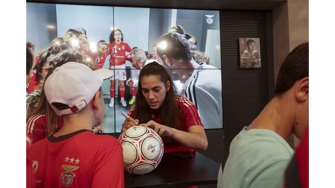 Jogadoras da equipa feminina de futsal do Benfica distribuíram