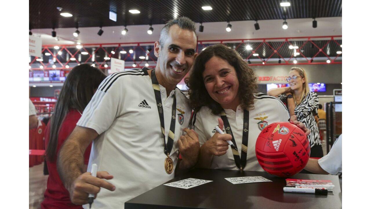 Jogadoras da equipa feminina de futsal do Benfica distribuíram