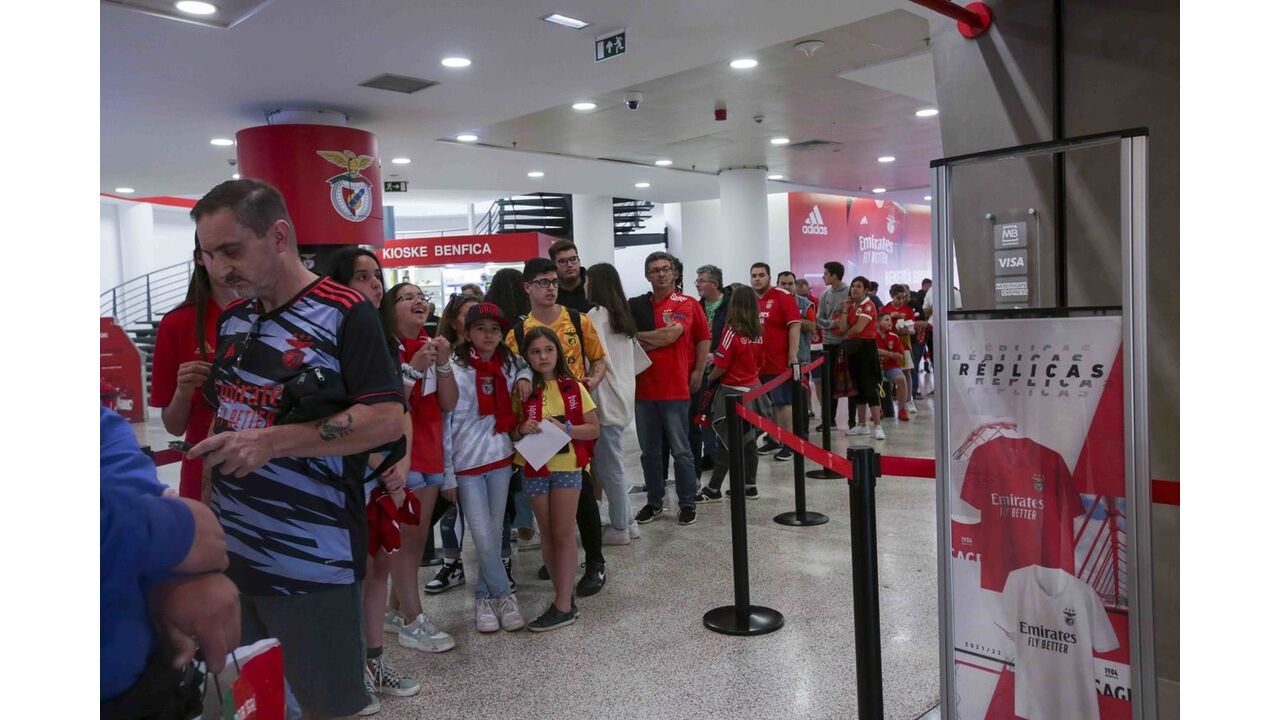 Jogadoras da equipa feminina de futsal do Benfica distribuíram