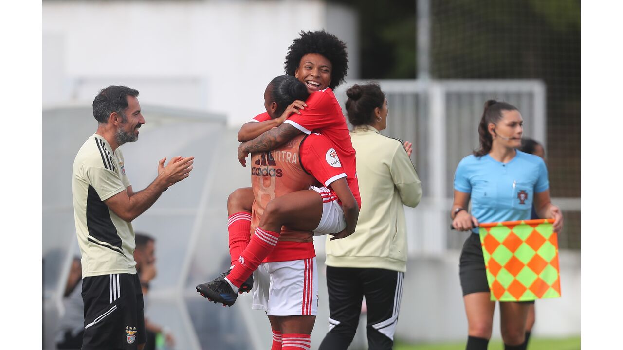 Hugo Félix assiste ao jogo da equipa feminina do Benfica Fotogalerias