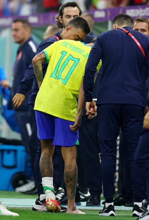 Neymar em lágrimas no banco do Brasil após ser assistido no relvado