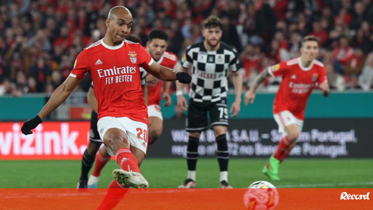 João Mário falha o primeiro penálti ao serviço do Benfica Benfica