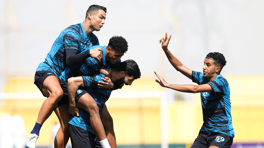 Momentos divertidos no treino do Al Nassr Ronaldo às cavalitas de dois